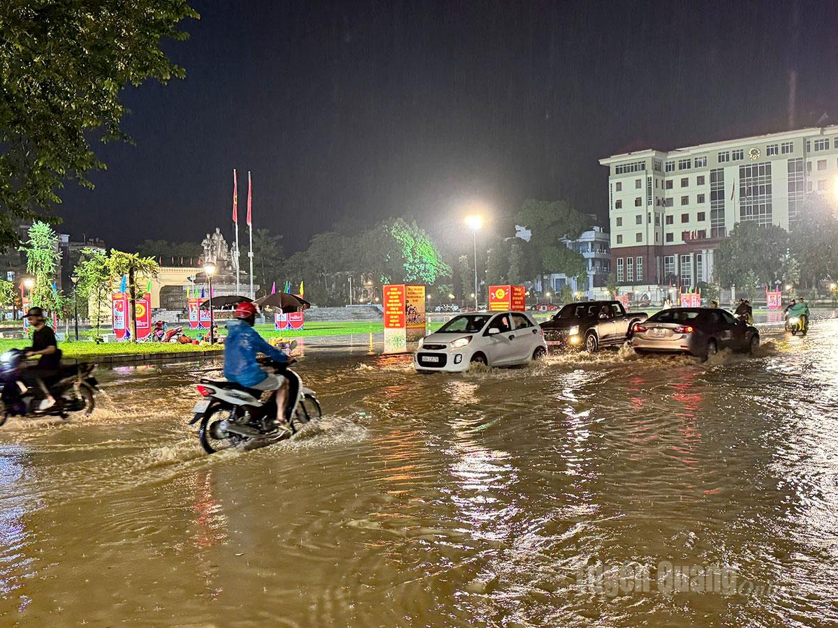 Quảng trường 26/3 - trung tâm phường Hà Giang 1 bắt đầu ngập úng. Ảnh: Minh Châu