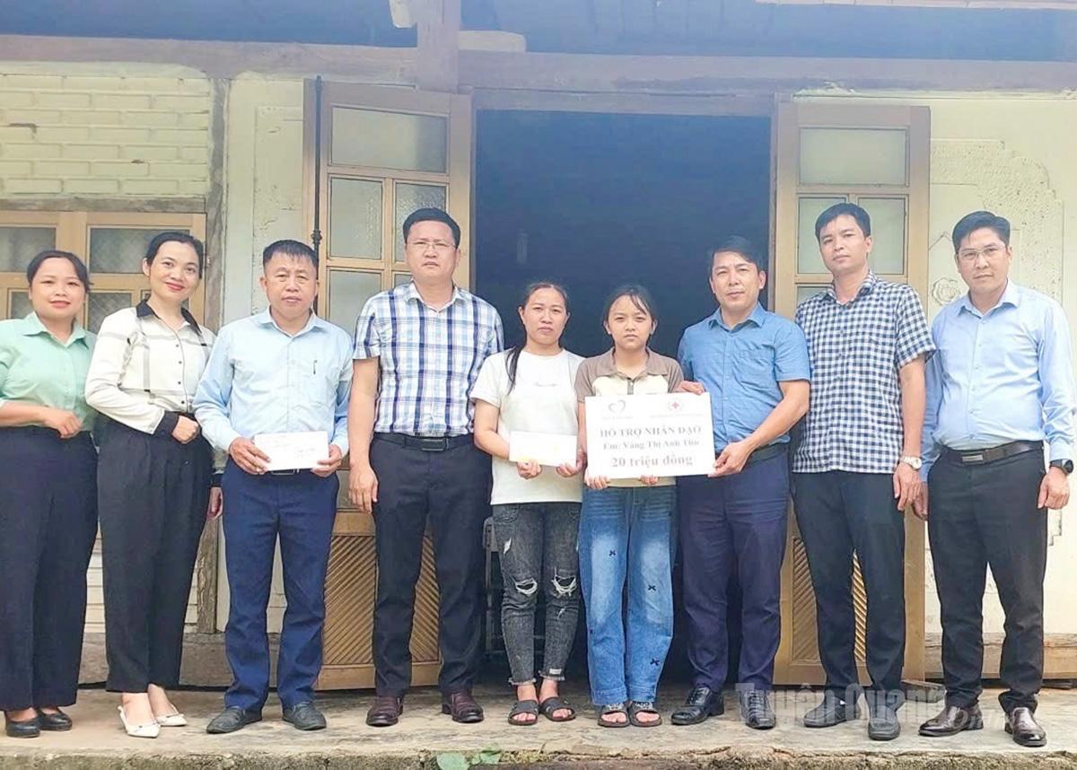 Lãnh đạo Đảng ủy, HĐND, UBND xã Tân Mỹ tỉnh Tuyên Quang trao tiền hỗ trợ cho em Vàng Thị Anh Thư, lớp 9A, trường Phổ thông Dân tộc nội trú THCS và THPT Chiêm hóa.