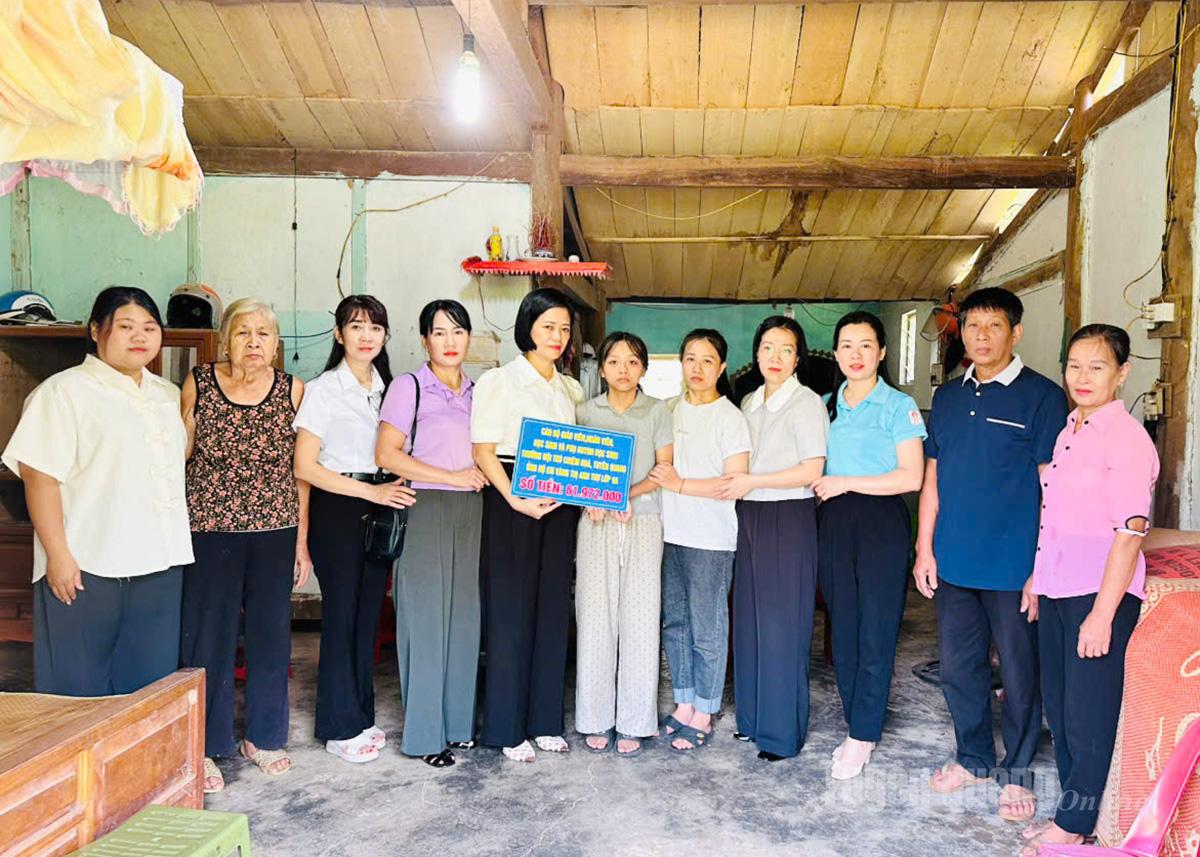 Lãnh đạo trường Phổ thông Dân tộc nội trú THCS và THPT Chiêm hóa hỗ trợ em Vàng Thị Anh Thư.