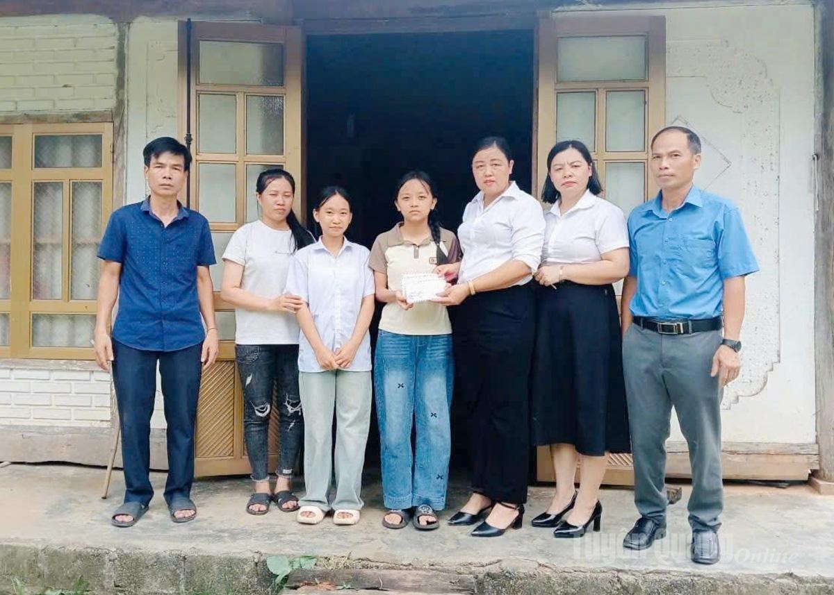 Lãnh đạo trường Phổ thông Dân tộc bán trú THCS Hùng Mỹ hỗ trợ em Vàng Thị Anh Thư.