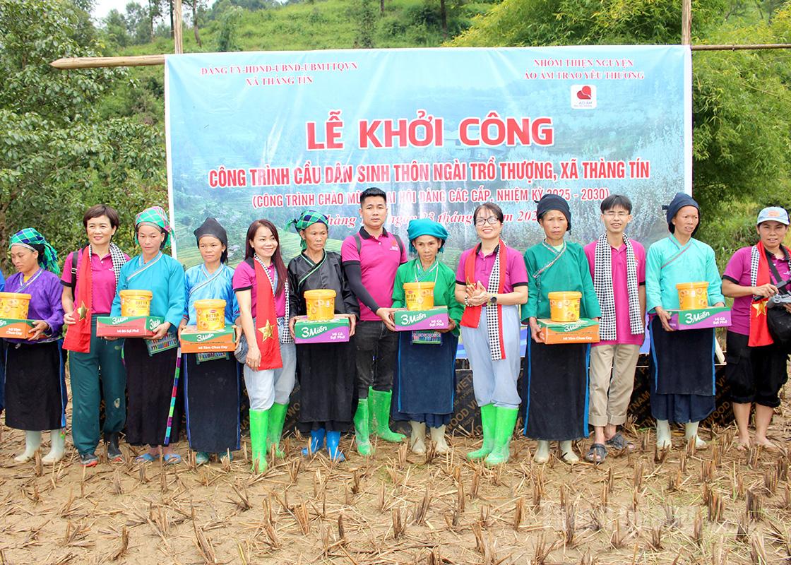 Đoàn thiện nguyện trao quà cho người dân thôn Ngài Trồ Thượng tại buổi lễ khởi công công trình.
