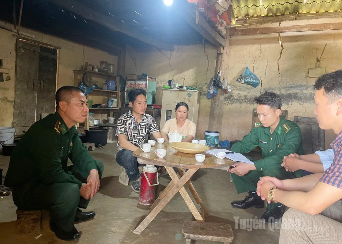 Cán bộ Đồn Biên phòng Thàng Tín tuyên truyền cho người dân khu vực có đạo về ý nghĩa của Đại hội Đảng các cấp.