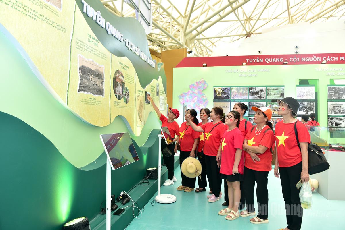 Visitors explored and learned about Tuyen Quang’s history at the exhibition.