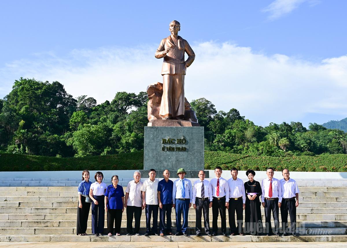 Tourist groups took souvenir photos at the Ho Chi Minh Monument in Tan Trao.