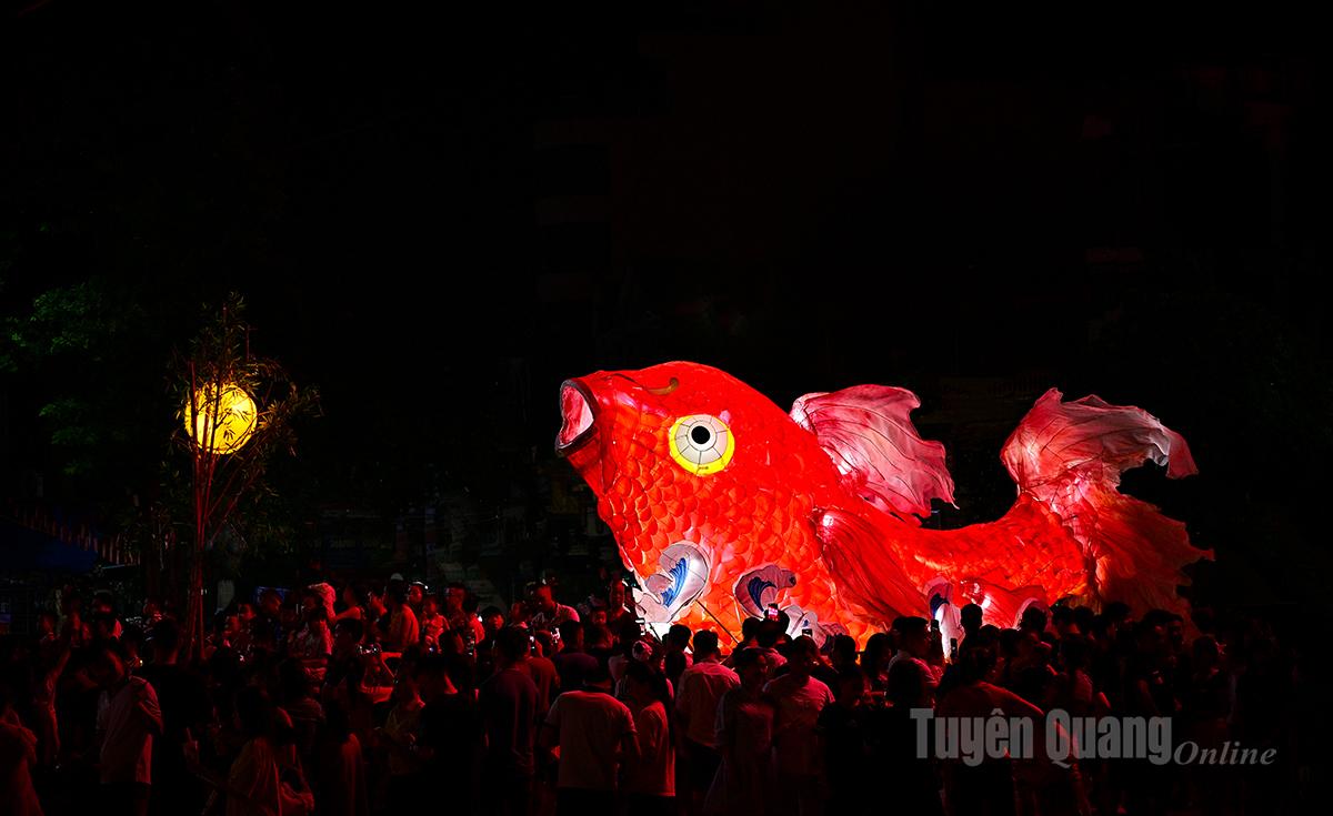 Carps gazing at the moon.

