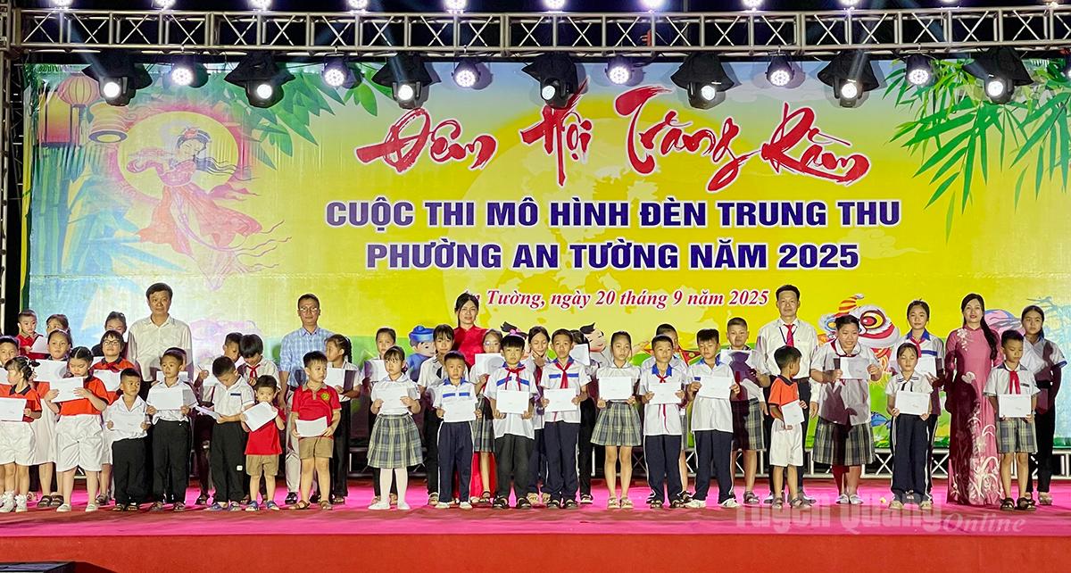 Lãnh đạo UBND phường An Tường, nhà tài trợ tặng quà cho học sinh nghèo vượt khó trên địa bàn.