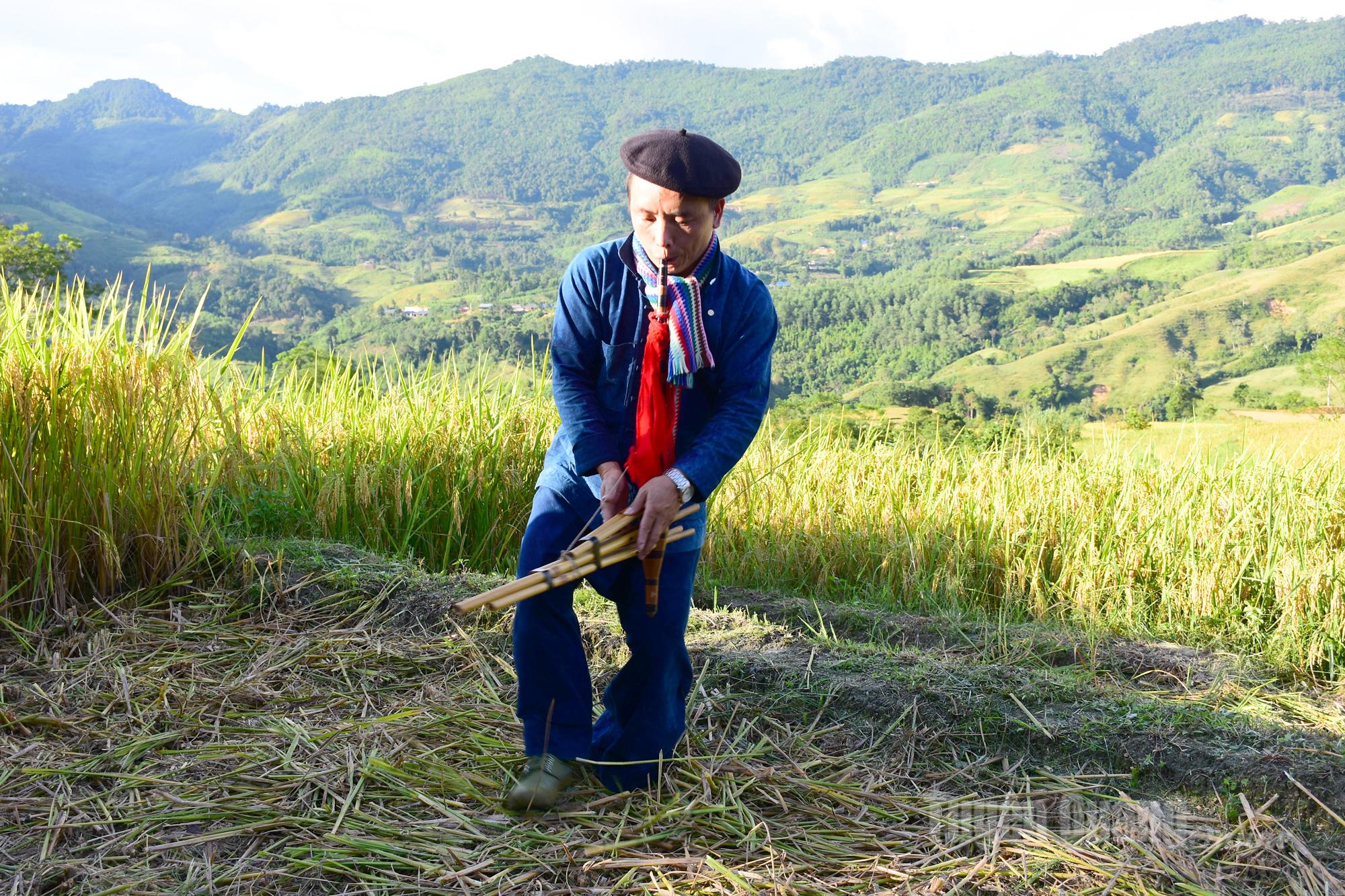 The Mong ‘khen’ was performed to entertain visitors right in the terraced fields of Khuoi Trang hamlet.