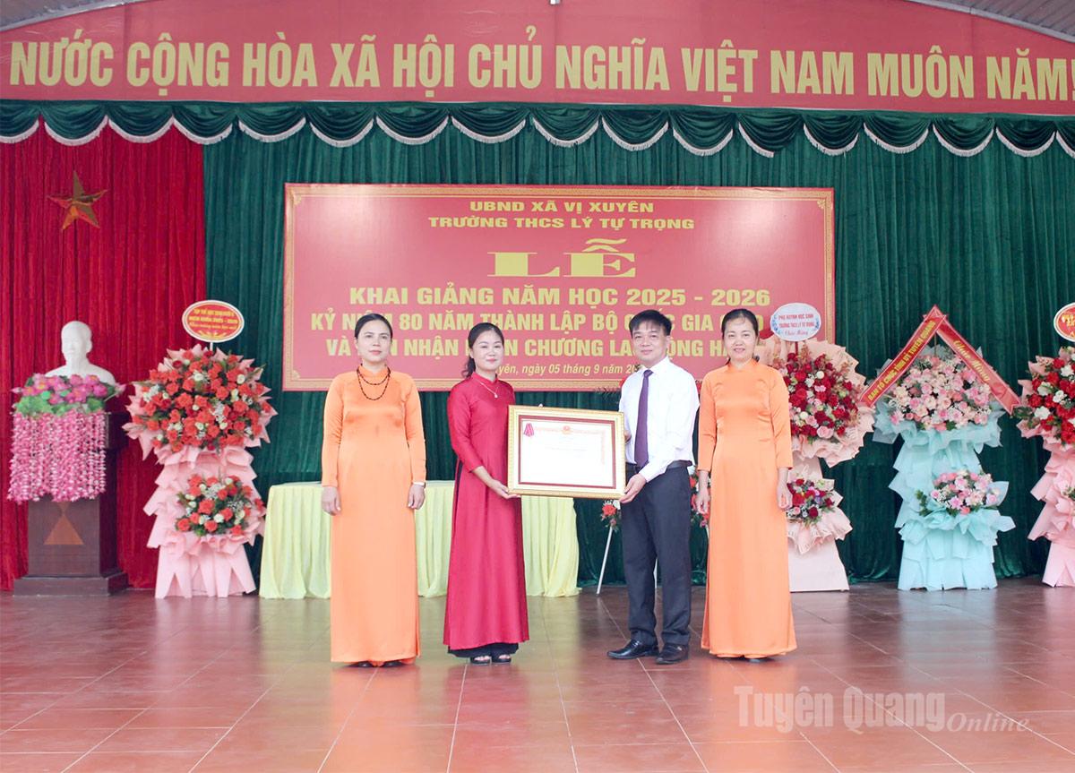 Đồng chí Nguyễn Hưng Vượng, Uỷ viên BTV Tỉnh uỷ, Trưởng ban Tổ chức Tỉnh uỷ trao tặng Huân chương Lao động hạng Ba cho trường THCS Lý Tự Trọng, xã Vị Xuyên. Ảnh: Hoàng Hà