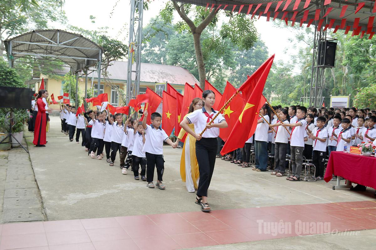 Các thầy, cô giáo trường PTDT bán trú Tiểu học và Trung học cơ sở Thanh Tương, xã Nà Hang đón các em học sinh khối lớp 1. Ảnh: Hoàng Ngọc