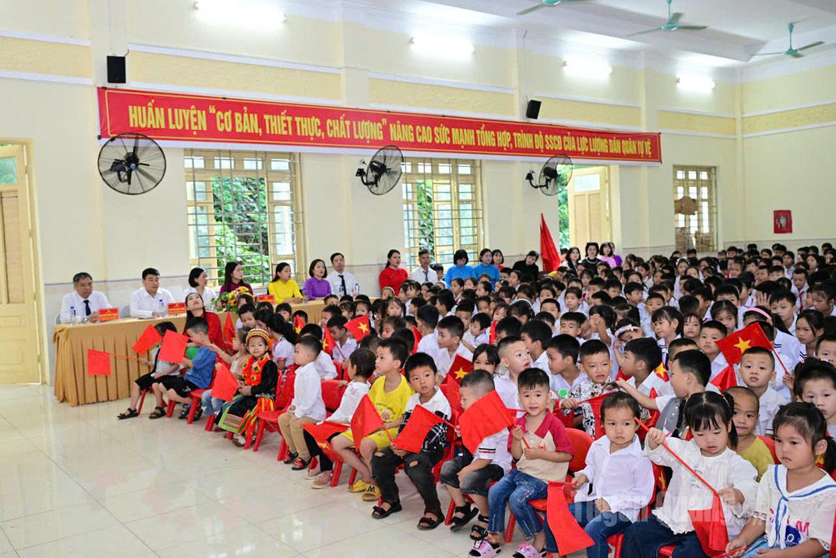Đồng chí Nguyễn Hồng Trang, Ủy viên Ban Thường vụ Tỉnh ủy, Phó Bí thư chuyên trách Đảng ủy các cơ quan Đảng tỉnh dự khai giảng tại trường Tiểu học và THCS Bình Phú, xã Kiên Đài. Ảnh: Quang Hòa