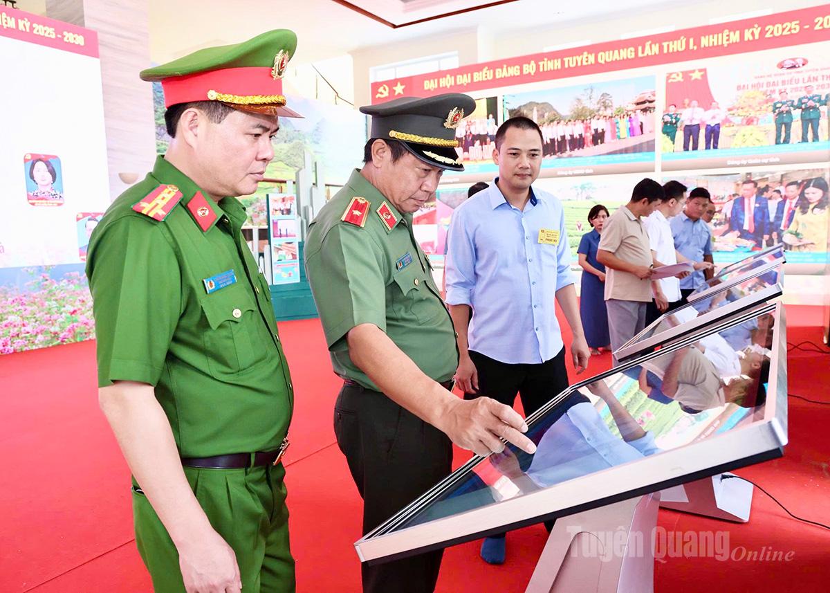 Thiếu tướng Nguyễn Đức Thuận, Ủy viên Ban Thường vụ Tỉnh ủy, Giám đốc Công an tỉnh trực tiếp kiểm tra, chỉ đạo công tác bảo đảm an ninh, an toàn tại Trung tâm Hội nghị- nơi diễn ra Đại hội đại biểu Đảng bộ tỉnh Tuyên Quang lần thứ I, nhiệm kỳ 2025-2030.