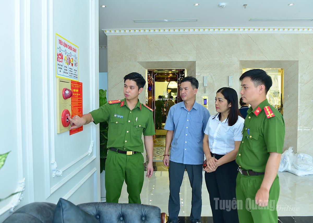 Lực lượng Cảnh sát Phòng cháy chữa cháy và cứu nạn, cứu hộ, Công an tỉnh kiểm tra công tác bảo đảm, đáp ứng yêu cầu về an toàn PCCC tại các khách sạn phục vụ đại biểu về dự Đại hội.