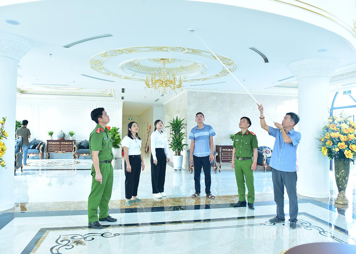 Lực lượng Cảnh sát Phòng cháy chữa cháy và cứu nạn, cứu hộ, Công an tỉnh kiểm tra công tác bảo đảm, đáp ứng yêu cầu về an toàn PCCC tại các khách sạn phục vụ đại biểu về dự Đại hội.