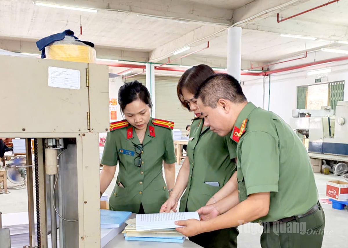 Trước đó, Cán bộ Phòng An ninh Chính trị nội, Công an tỉnh đã hoàn thành nhiệm vụ bảo vệ công tác in ấn Văn kiện Đại hội đại biểu Đảng bộ tỉnh lần thứ I, nhiệm kỳ 2025- 2030.