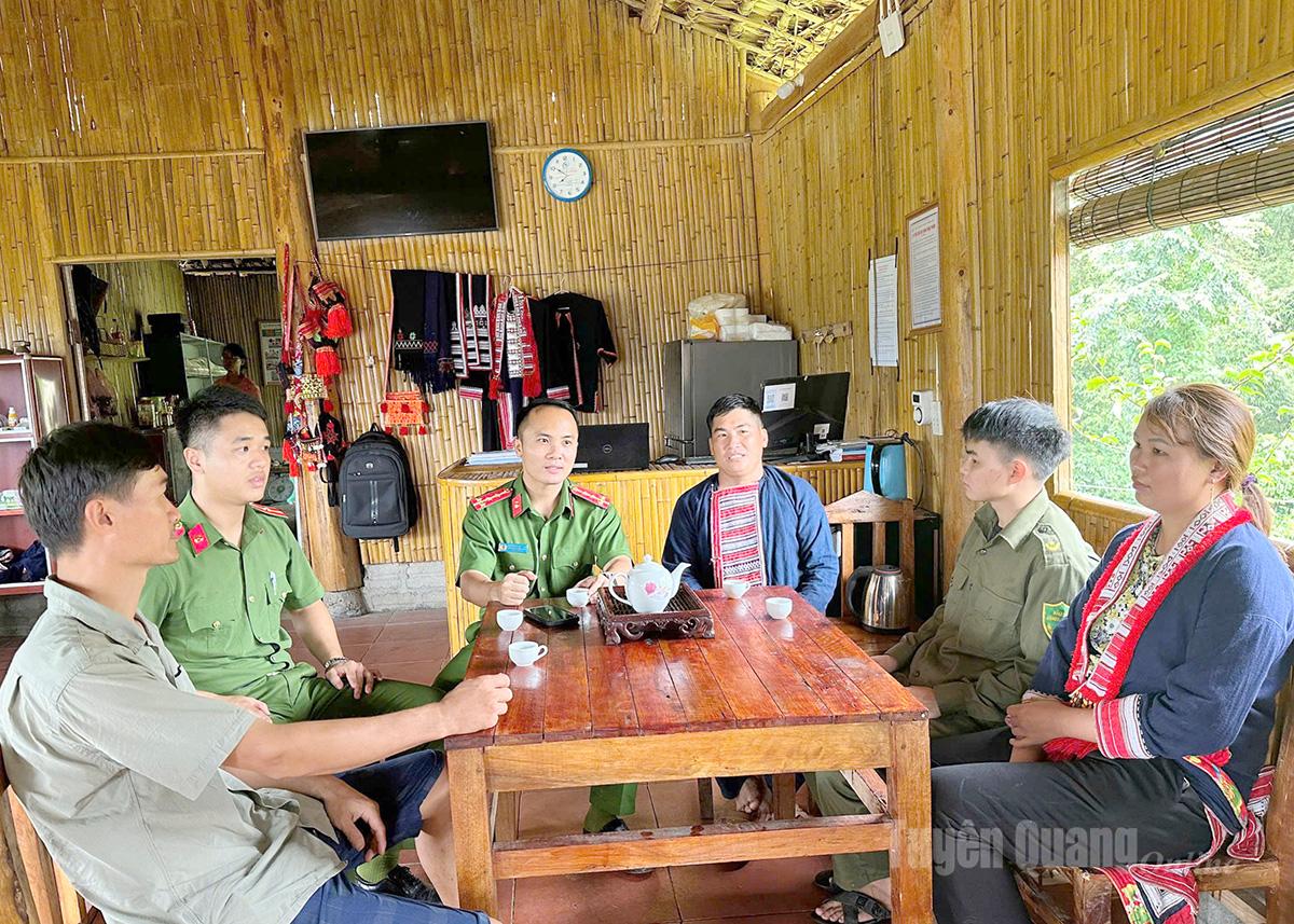 Lực lượng Công an cấp xã “đi từng ngõ, gõ từng nhà” nắm chắc tình hình, kịp thời phát hiện, ngăn chặn nguy cơ mất an ninh trật tự từ sớm, từ xa. Trong ảnh, Công an xã Thông Nguyên tuyên truyền, vận động nhân dân chấp hành nghiêm pháp luật.
