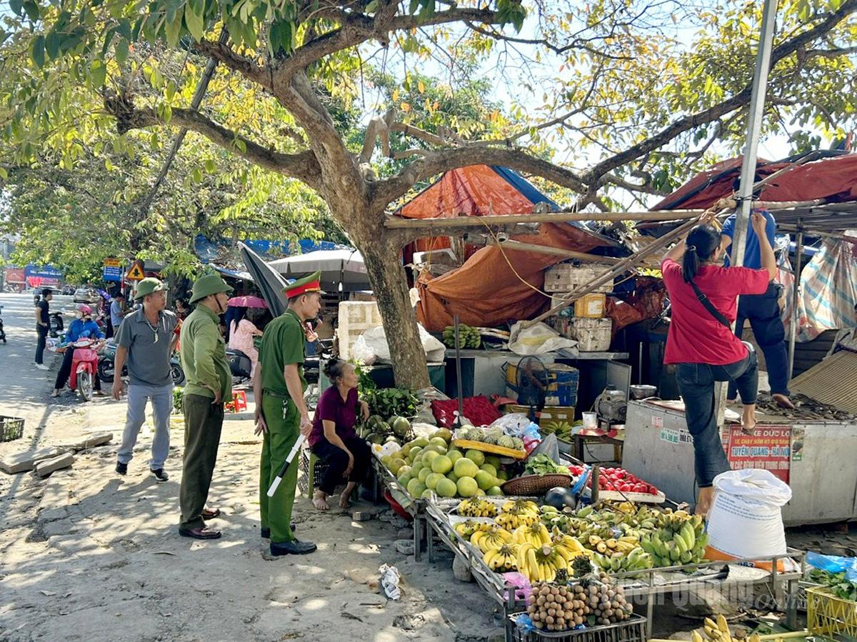 Phục vụ Đại hội, Công an phường Minh Xuân tăng cường phối hợp ra quân tuần tra nhắc nhở, xử lý nghiêm hành vi bán hàng lấn chiếm lòng đường, tháo dỡ mái che lấn chiếm vỉa hè.