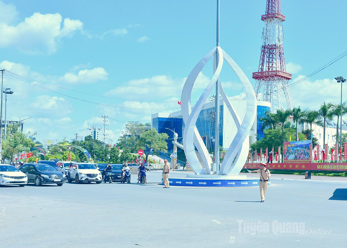 Lực lượng Cảnh sát giao thông chủ động thực hiện phân luồng, điều tiết, bảo đảm thông suốt trên các tuyến đường phục vụ Đại hội.