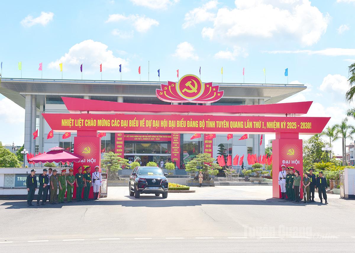 Lực lượng Công an bảo đảm an ninh an toàn tại khu vực Trung tâm Hội nghị- nơi diễn ra Đại hội đại biểu Đảng bộ tỉnh lần thứ I, nhiệm kỳ 2025-2030.