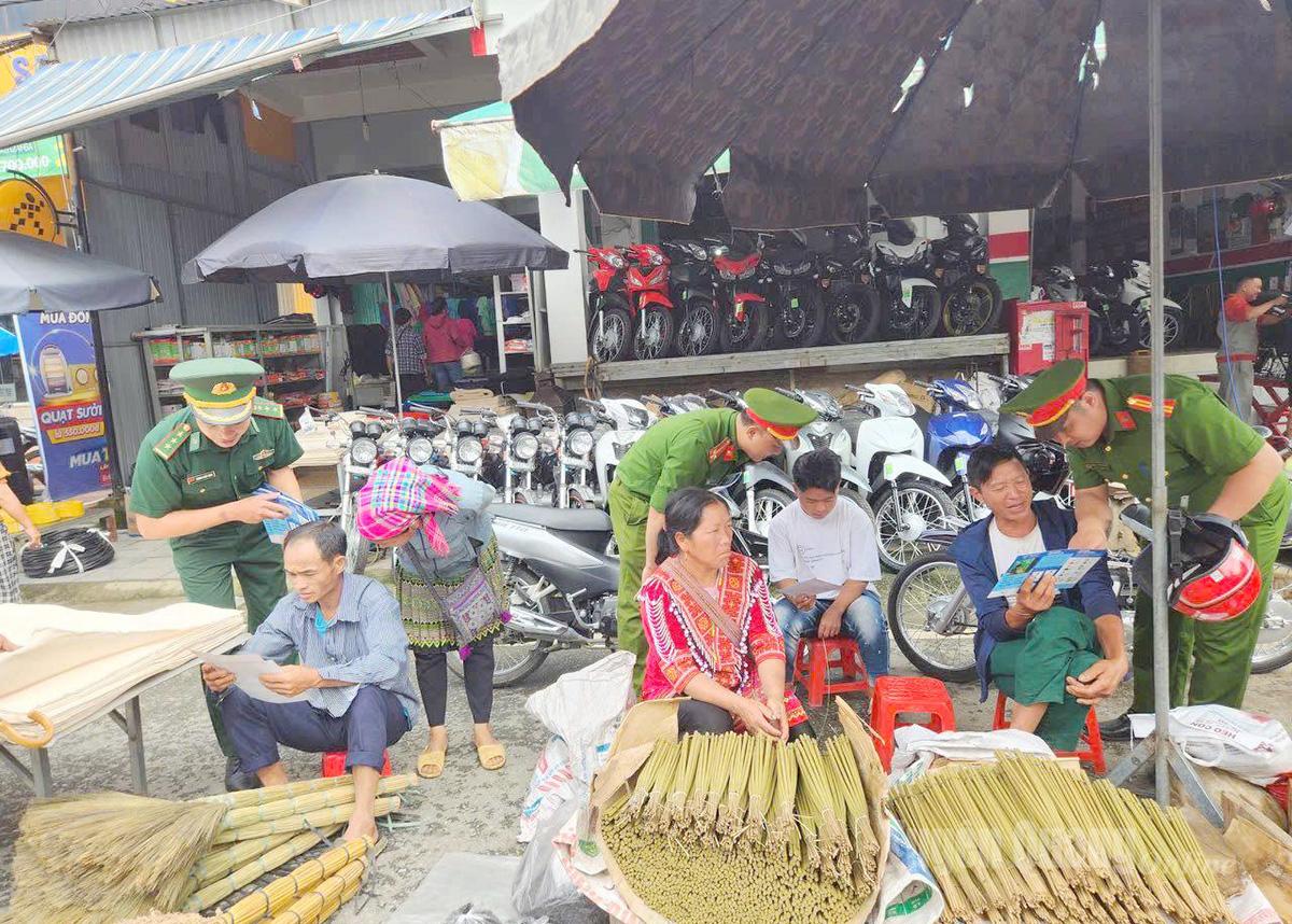Nhằm bảo đảm an ninh trật tự phục vụ Đại hội, Công an xã Pà Vầy Sủ phối hợp với Đồn Biên phòng cửa khẩu Xín Mần tổ chức tuyên truyền, nâng cao ý thức chấp hành pháp luật cho nhân dân khu vực biên giới.