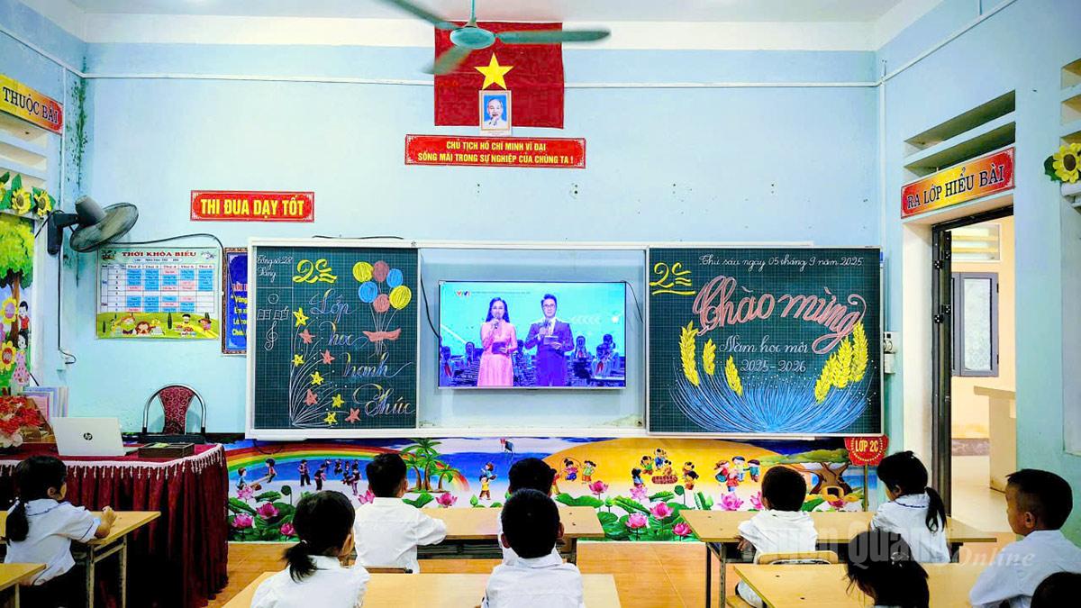 Học sinh trường Tiểu học Tùng Vài theo dõi chương trình Lễ kỷ niệm 80 năm truyền thống ngành Giáo dục và Lễ Khai giảng trực tuyến từ điểm cầu Trung ương. Ảnh: Duy Tuấn