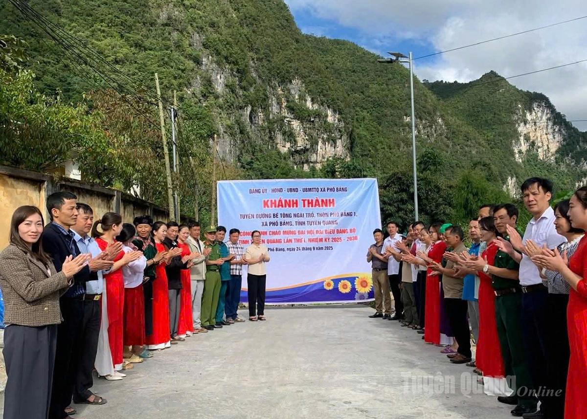 Niềm vui của cán bộ, người dân thôn Ngài Trồ có đường mới.