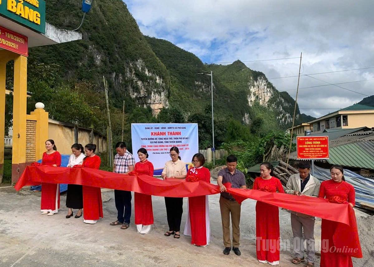 Lãnh đạo xã Phố Bảng cắt băng khánh thành công trình đường vào nhóm hộ Ngài Trồ.