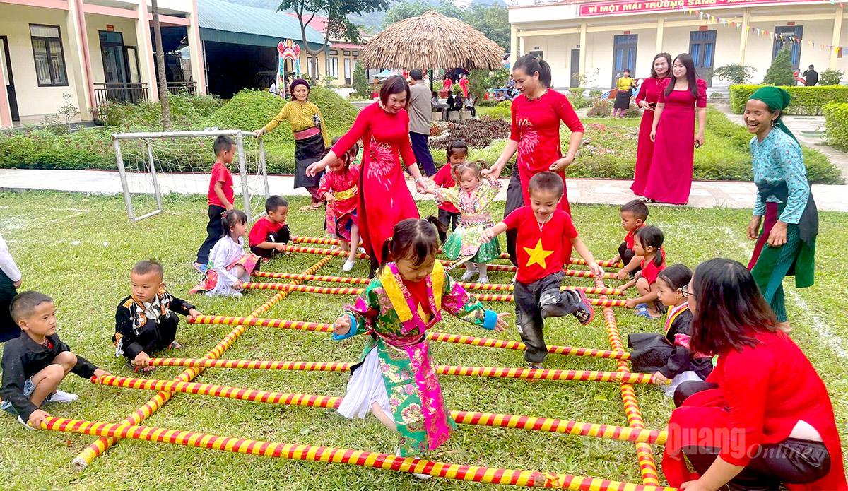Cô trò Trường Mầm non Thanh Vân, xã biên giới Nghĩa Thuận phấn khởi tham gia hoạt động văn nghệ trong ngày khai giảng năm học mới. Ảnh: Thùy Dương - Trường MN Thanh Vân