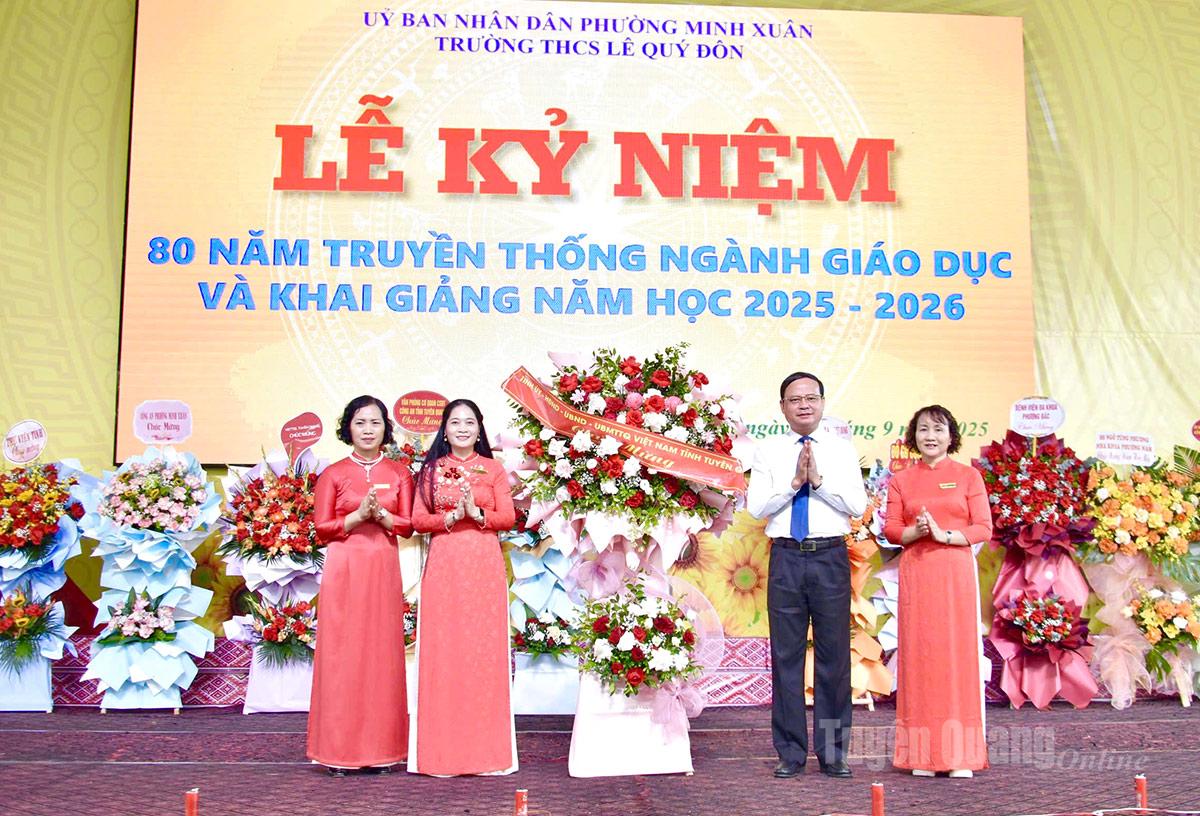 Đồng chí Nguyễn Mạnh Tuấn, Ủy viên Ban Thường vụ Tỉnh ủy, Phó Chủ tịch Thường trực UBND tỉnh tặng hoa chúc mừng Trường THCS Lê Quý Đôn khai giảng năm học mới. Ảnh: Hải Hương.