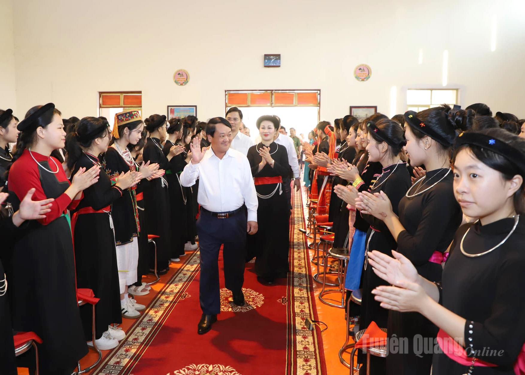 Đồng chí Bí thư Tỉnh ủy Hầu A Lềnh dự Lễ khai giảng năm học mới tại Trường PTDT Nội trú THPT tỉnh Tuyên Quang.