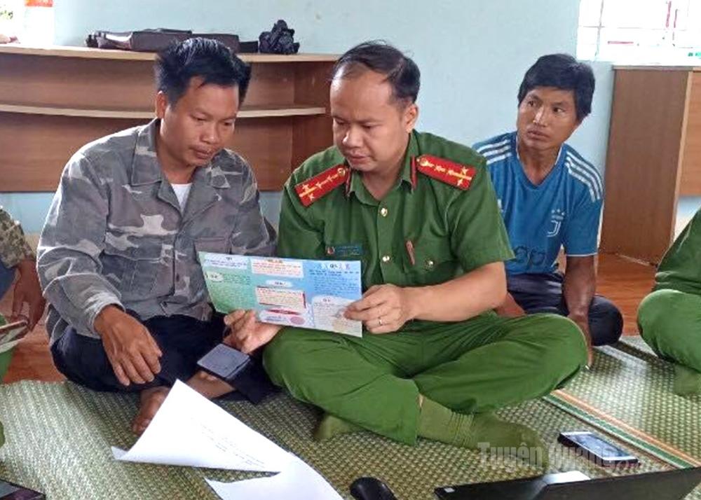 Đại úy Nguyễn Ngọc Hiếu trực tiếp hướng dẫn người dân thực hiện thủ tục hành chính.