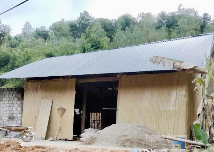 Căn lán nhỏ của 2 mẹ con em Giàng Trần Hưng, thôn Phan, xã Hùng Lợi tỉnh Tuyên Quang được anh em họ hàng dựng tạm.