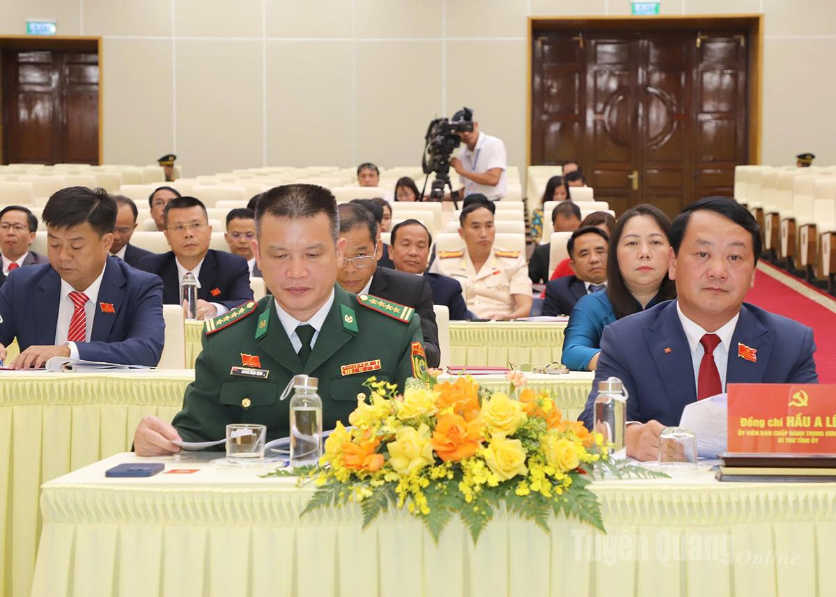  Đồng chí Bí thư Tỉnh ủy Hầu A Lềnh dự thảo luận tại tổ 1.