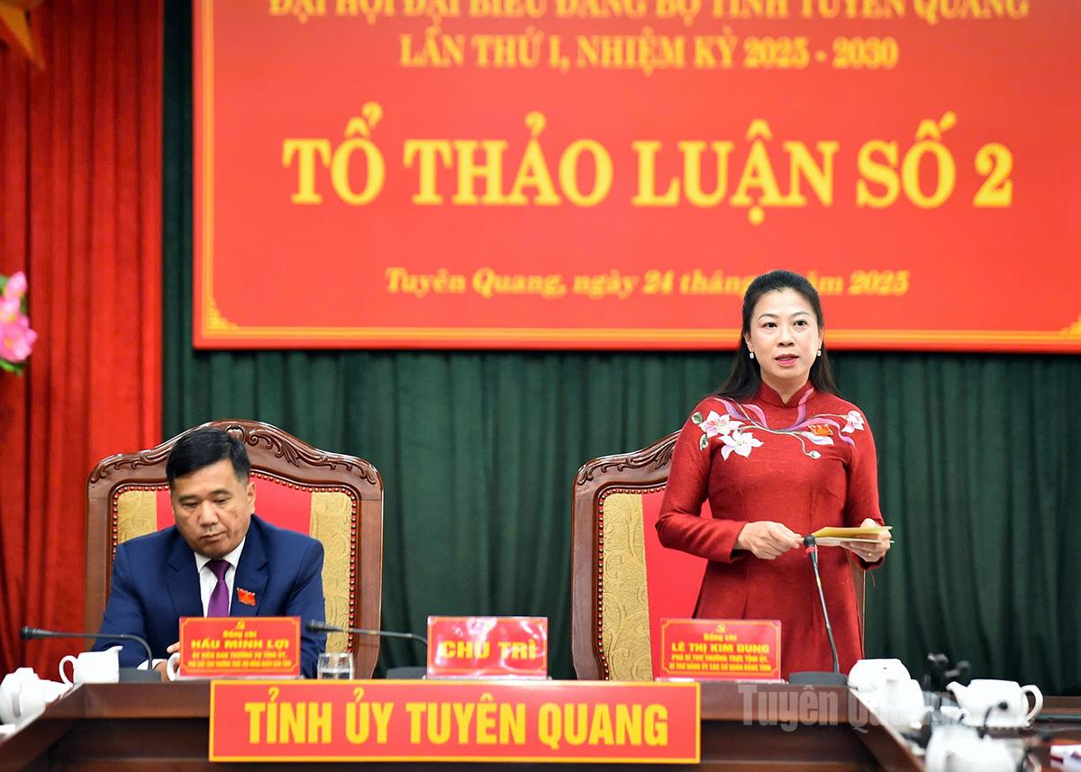 Đồng chí Lê Thị Kim Dung, Phó Bí thư Thường trực Tỉnh ủy chủ trì Tổ thảo luận số 2 tiếp thu các ý kiến tham luận.