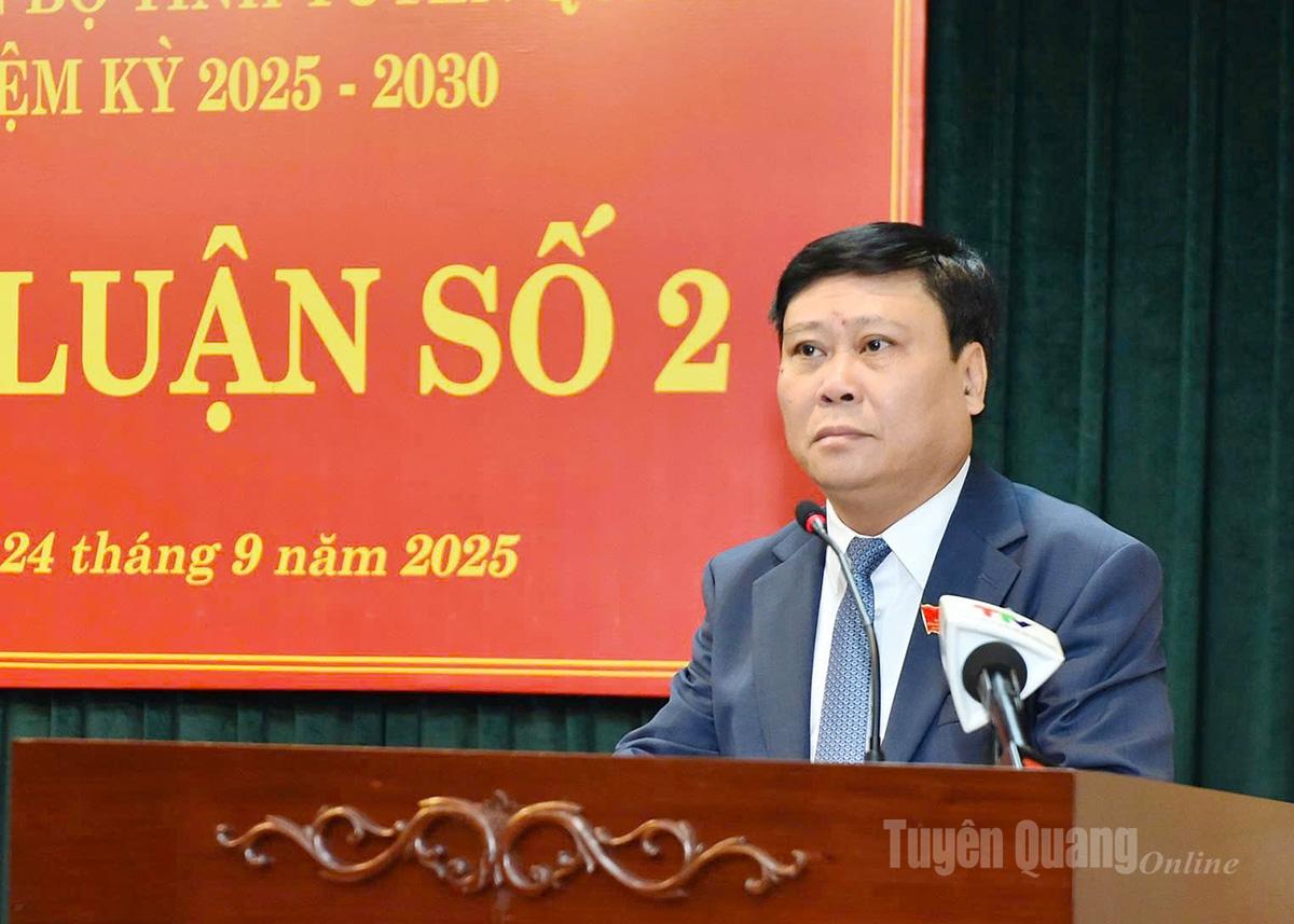 Đồng chí Tổng Biên tập Báo và phát thanh, truyền hình Tuyên Quang Mai Đức Thông tham luận về đổi mới nội dung, hình thức công tác tuyên truyền về xây dựng Đảng.