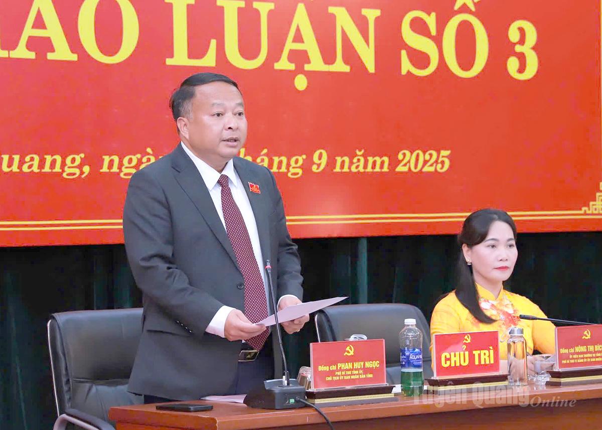 Đồng chí Phan Huy Ngọc, Phó Bí thư Tỉnh ủy, Chủ tịch UBND tỉnh chủ trì thảo luận tại tổ 3.