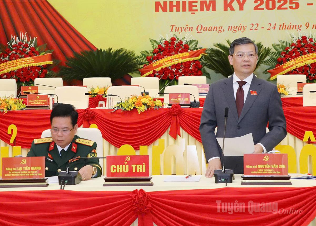 Đồng chí Nguyễn Văn Sơn, Phó Bí thư Tỉnh ủy, Chủ tịch HĐND tỉnh chủ trì Tổ thảo luận số 1.