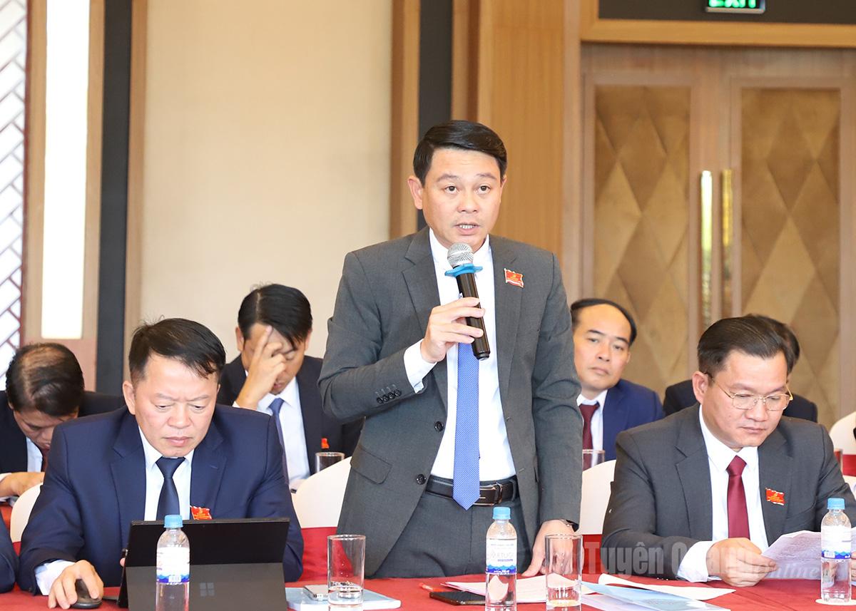 Đại biểu tại Tổ thảo luận số 4 tham luận.
