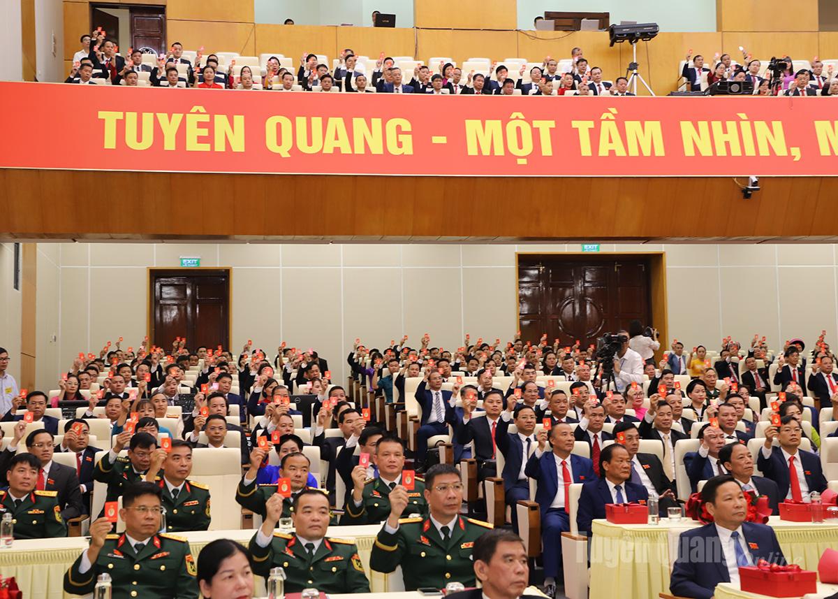 Các đại biểu biểu quyết thông qua Nghị quyết Đại hội.