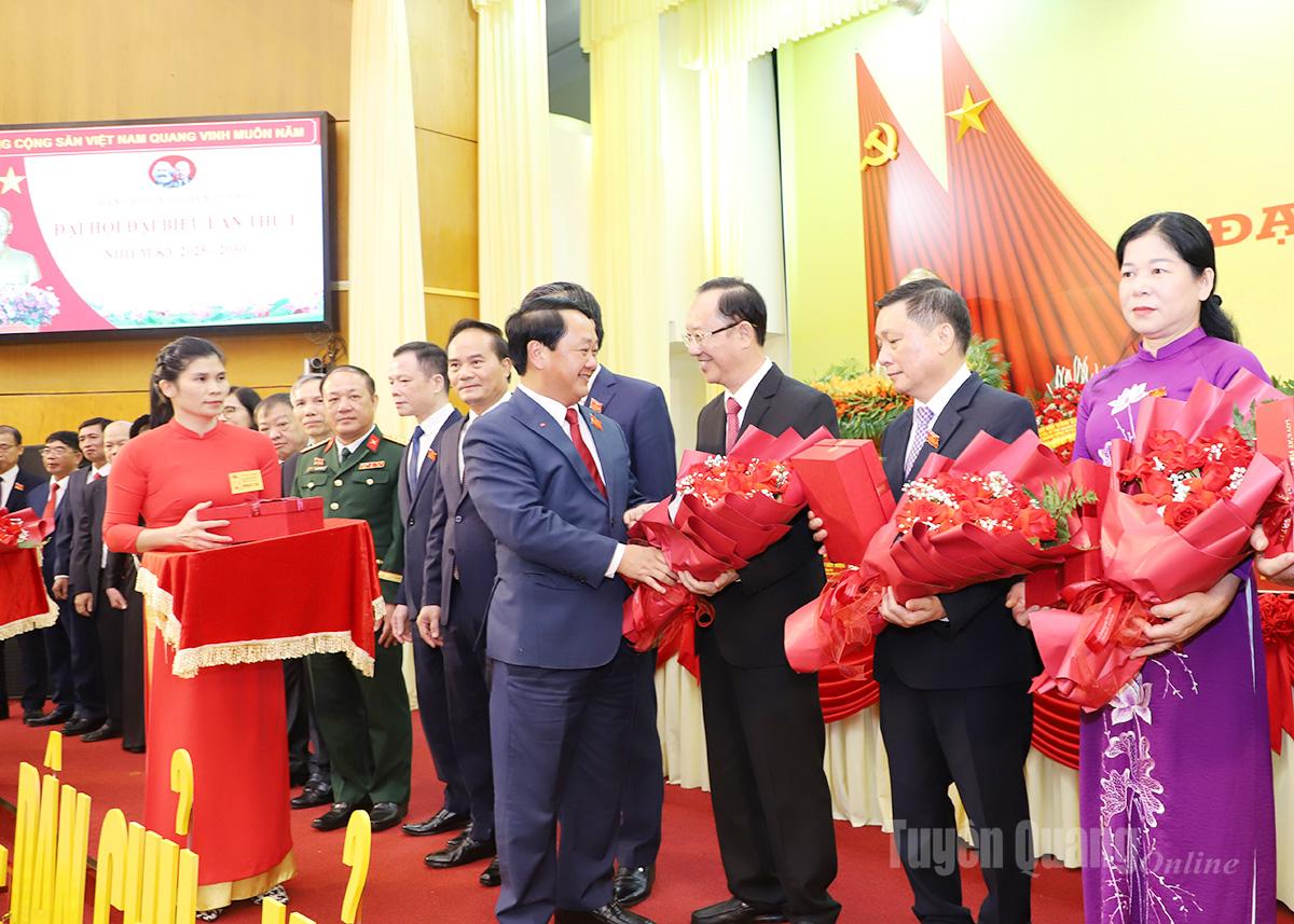 Bí thư Tỉnh ủy Hầu A Lềnh tặng hoa các đồng chí không tham gia BCH nhiệm kỳ 2025 - 2030.