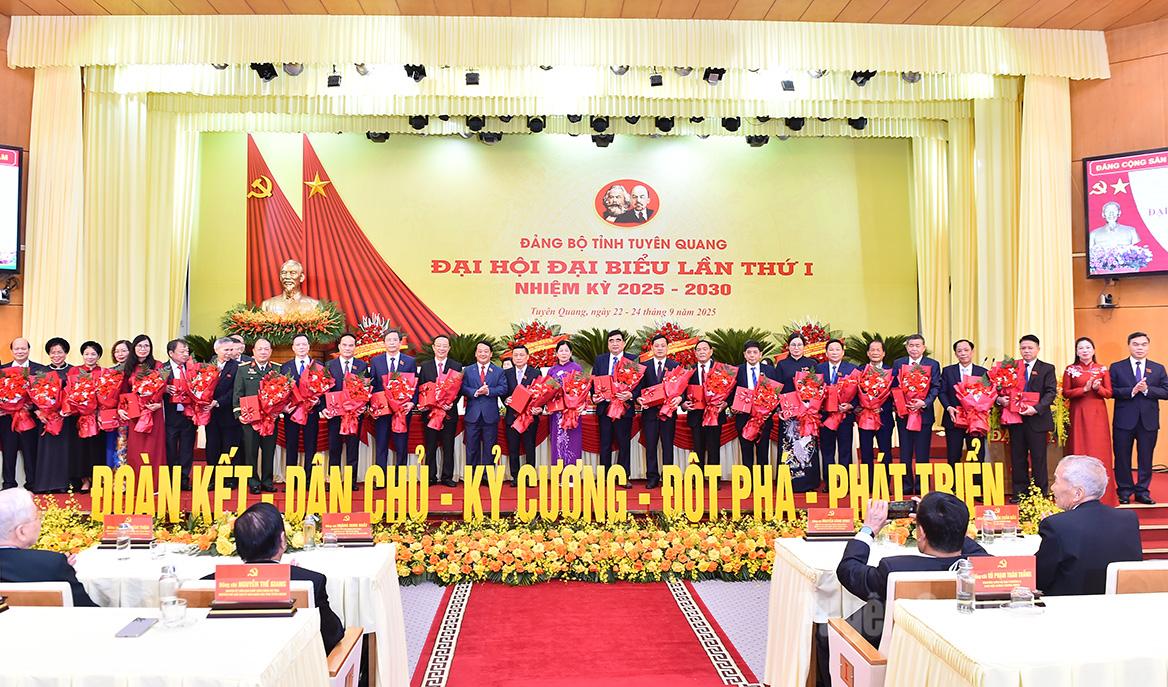 Các đồng chí lãnh đạo tỉnh tặng hoa các đồng chí không tham gia BCH nhiệm kỳ 2025 - 2030.