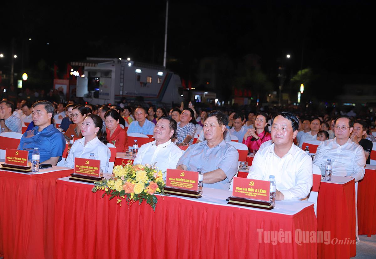 Bí thư Tỉnh uỷ Hầu A Lềnh cùng các đồng chí nguyên lãnh đạo tỉnh và các đồng chí Thường trực Tỉnh uỷ tham dự Chương trình. Ảnh: Duy Tuấn