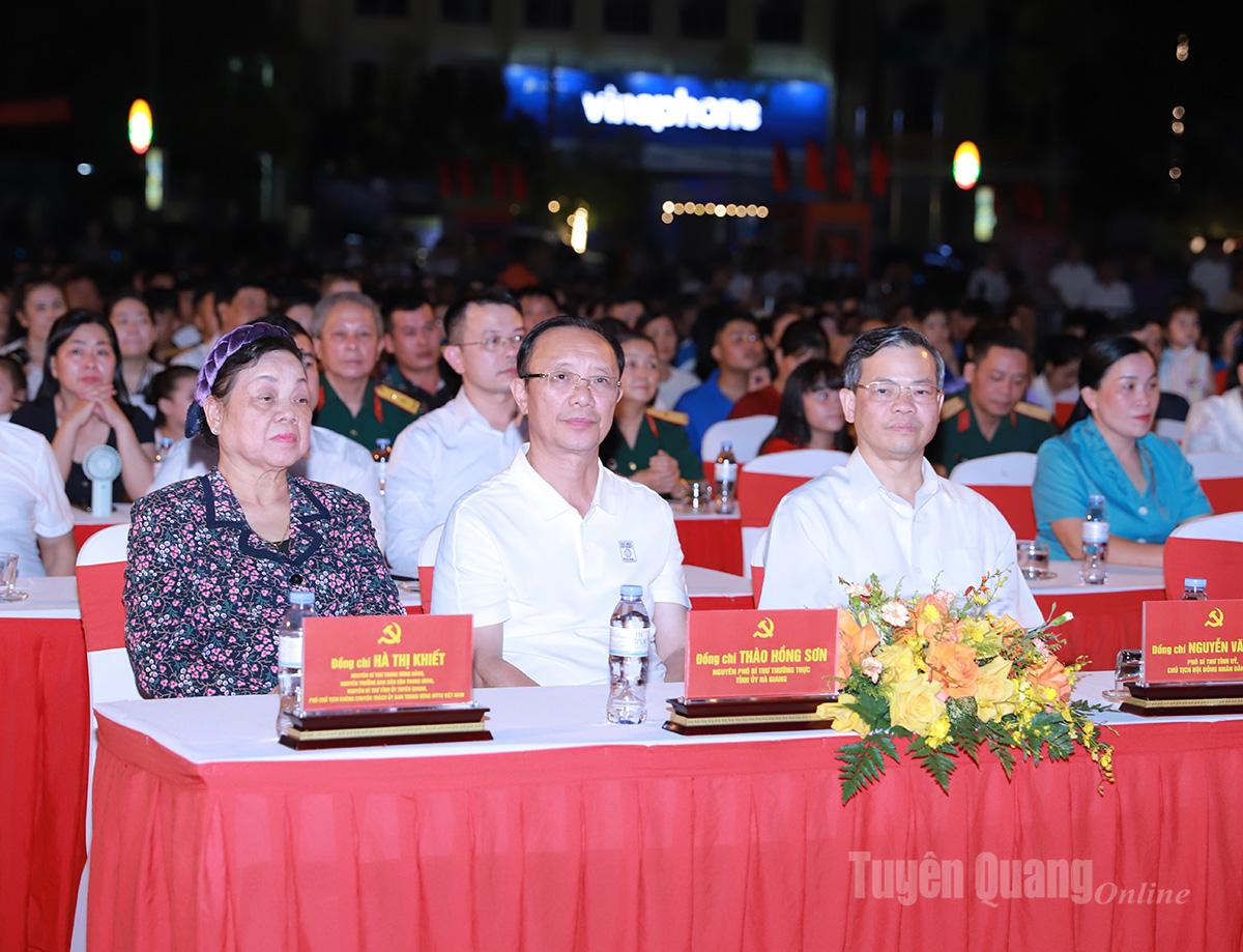 Đồng chí Hà Thị Khiết, nguyên Bí thư Trung ương Đảng, nguyên Trưởng ban Dân vận Trung ương cùng các đồng chí lãnh đạo tỉnh, nguyên lãnh đạo tỉnh tới dự Chương trình. Ảnh: Duy Tuấn