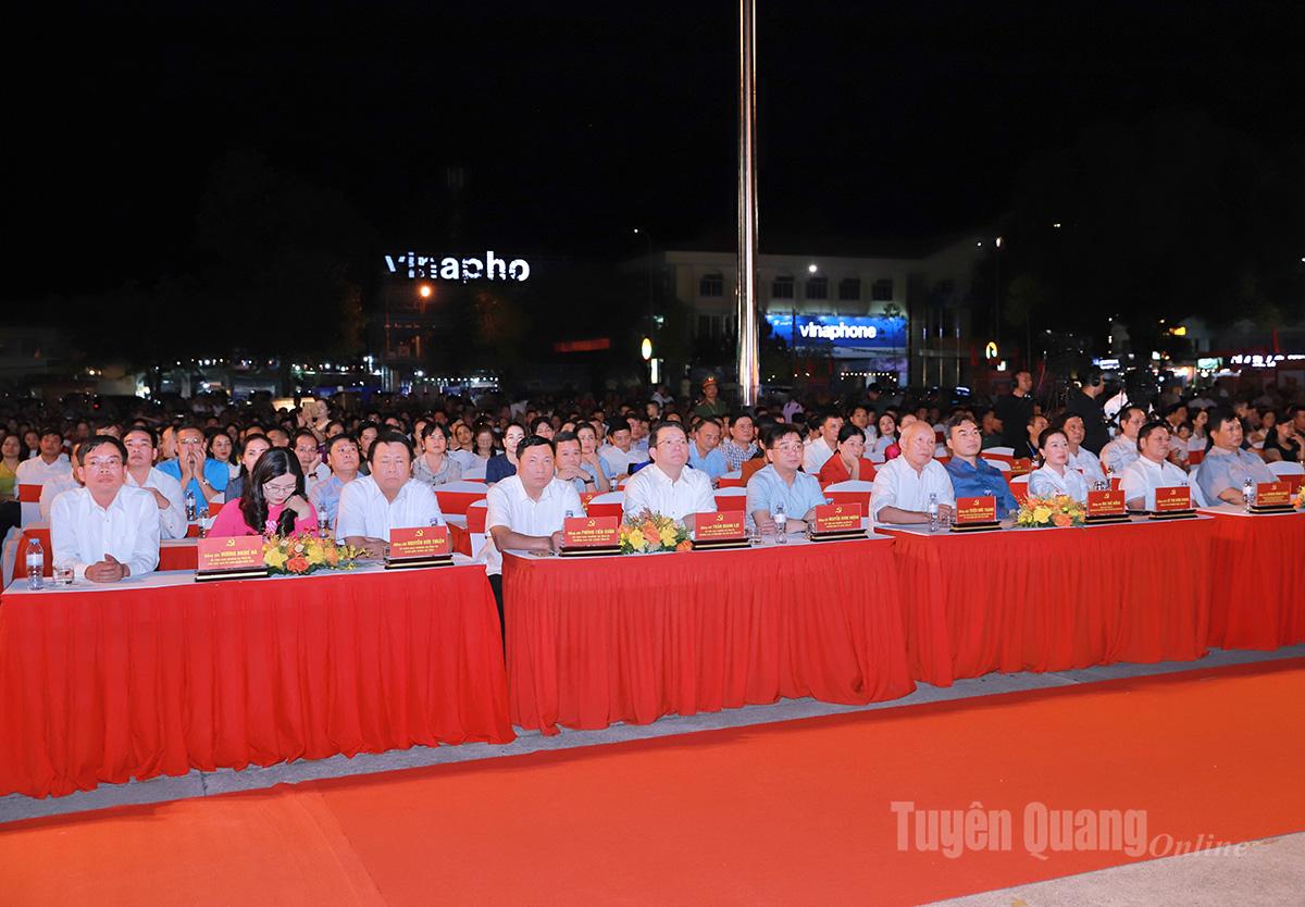 Các đồng chí trong Ban Thường vụ Tỉnh uỷ tới dự Chương trình. Ảnh: Duy Tuấn