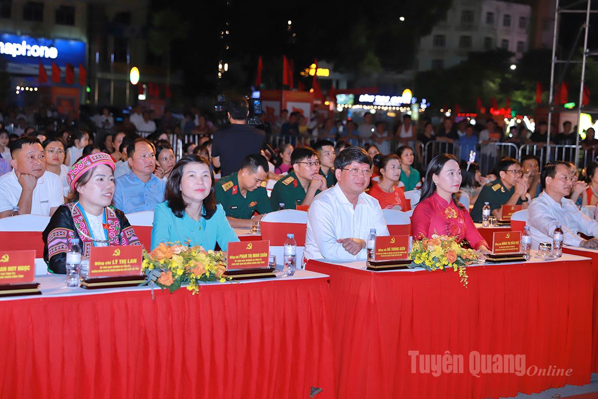 Các đồng chí trong Ban Thường vụ Tỉnh uỷ tới dự Chương trình. Ảnh: Duy Tuấn