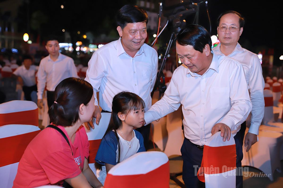 Bí thư Tỉnh uỷ Hầu A Lềnh trò chuyện, động viên các cháu thiếu nhi trước khi diễn ra Chương trình. Ảnh: Duy Tuấn