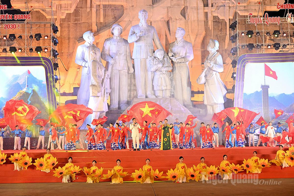 Chương trình nghệ thuật chào mừng thành công Đại hội. Ảnh: Quang Hòa