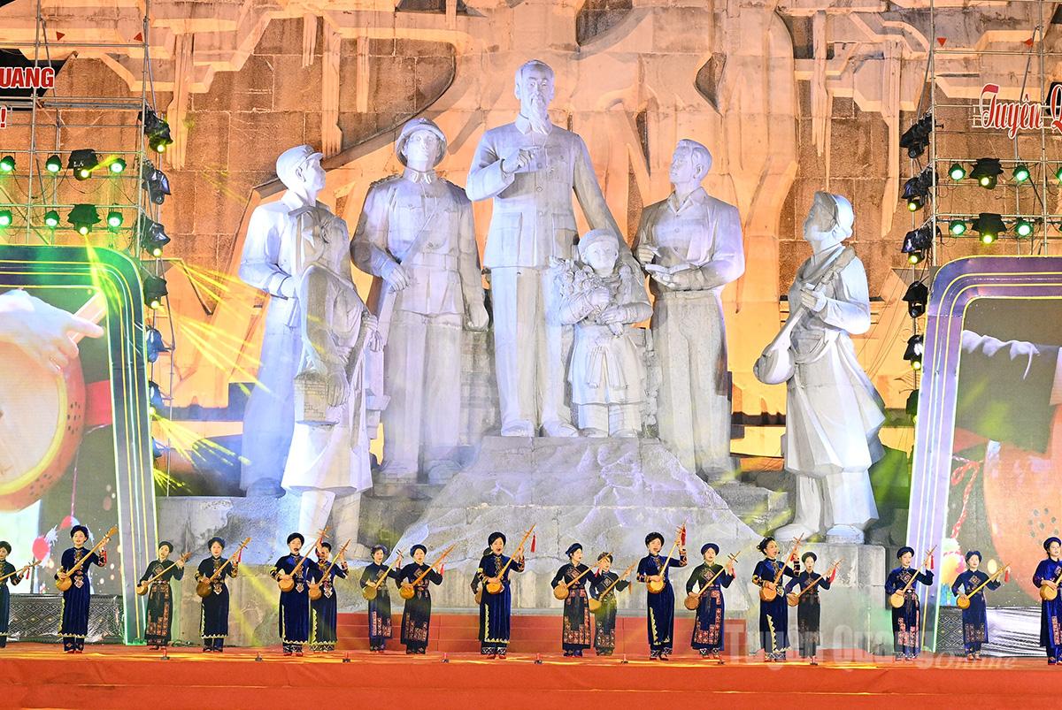 Hát Then của người Tày. Ảnh: Quang Hòa