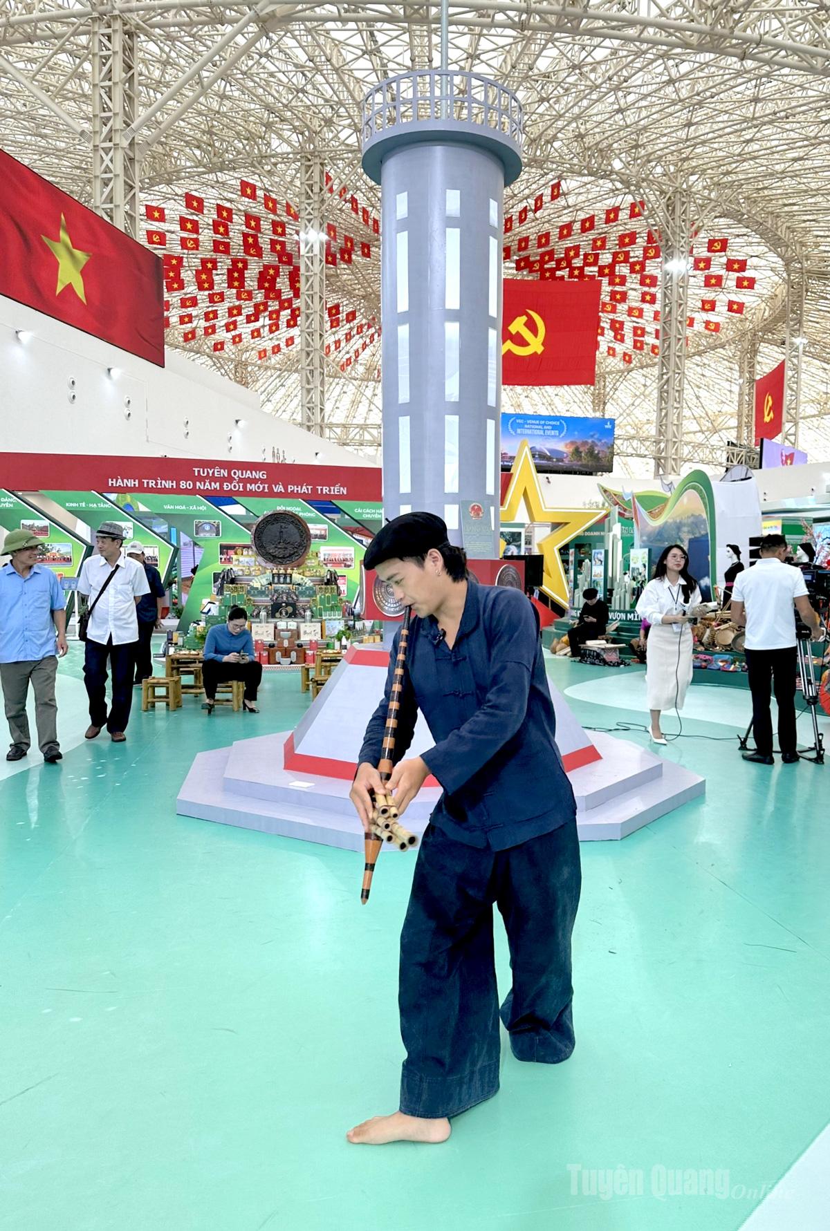 The unique khen dance of the Mong ethnic group from Dong Van commune, Tuyen Quang province, was showcased at the exhibition space.
