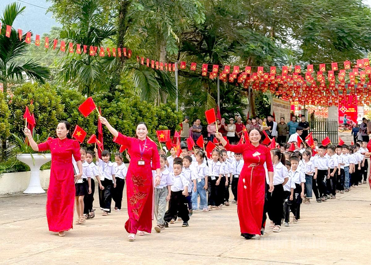Giáo viên trường Tiểu học và THCS Xuân Giang, xã Xuân Giang đón học sinh lớp 1 trong Lễ Khai giảng năm học mới. Ảnh: Hồng Nhung