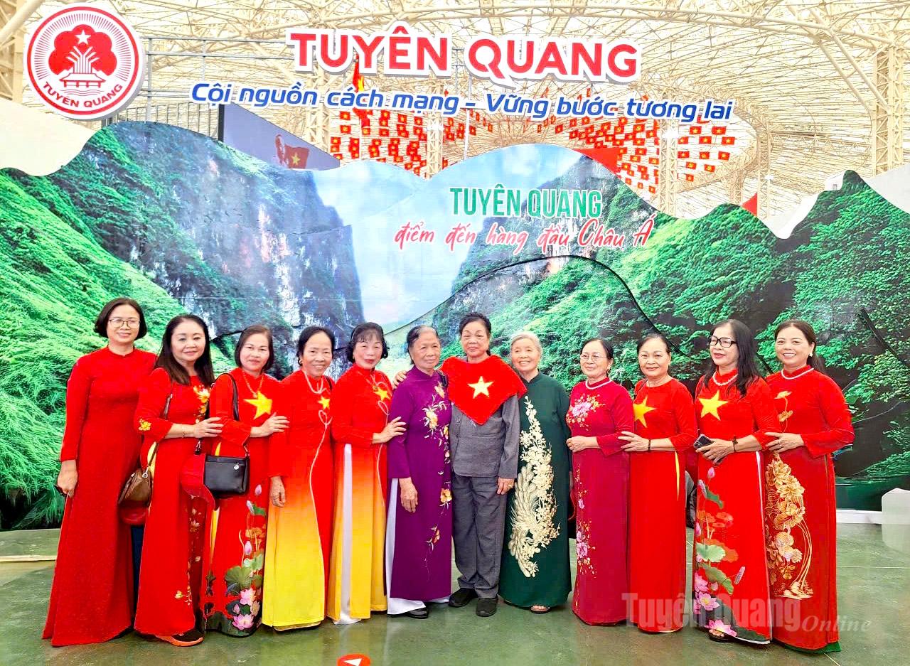 Đồng chí Hà Thị Khiết và đoàn cán bộ nữ nguyên là lãnh đạo tỉnh chụp ảnh tại gian trưng bày của tỉnh Tuyên Quang, tại Triển lãm.